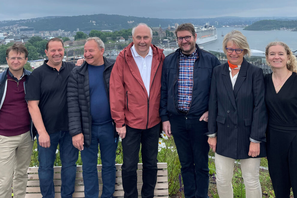 Assemblin har kjøpt Larmerud rørservice AS på Sofiemyr. Til stede ved kontraktsigneringen var (f.v): Henning Olsen (regionssjef service rør Assemblin), Brage Thoresen Larmerud (prosjektleder Larmerud rørservice), Morten Bergseng Larmerud (servicesjef Larmerud rørservice), John Roar Råken (prosjektleder Larmerud rørservice), Geir Sparengen (daglig leder Larmerud rørservice), Kari Elster Hægstad (business controller Assemblin) og Siri Forsberg (CFO Assemblin).