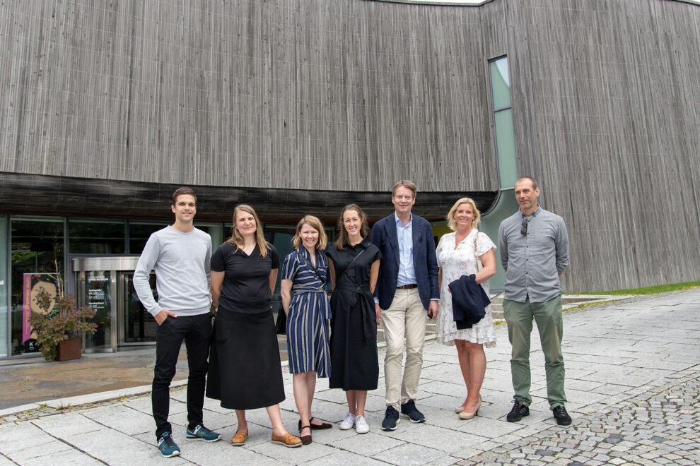 Fra venstre: Gregor Turnsek (JKMM Architects), Malin Blomqvist (MASU planning), Minna Riska (MDH Arkitekter), Mari Nysveen Hellum (MDH Arkitekter), Audun Eckhoff (administrerende direktør i Stiftelsen Lillehammer museum), Ingunn Trosholmen (ordfører i Lillehammer) og Henrik Natvig (jurymedlem og arkitekt fra Lillehammer kommune). Photo: Tone Iren Eggen Tømte