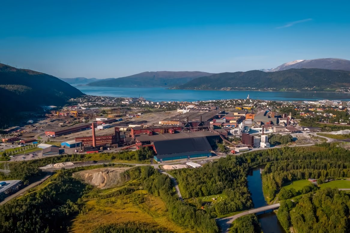 Elkem begrenser produksjonen i Norge på grunn av høye kraftpriser