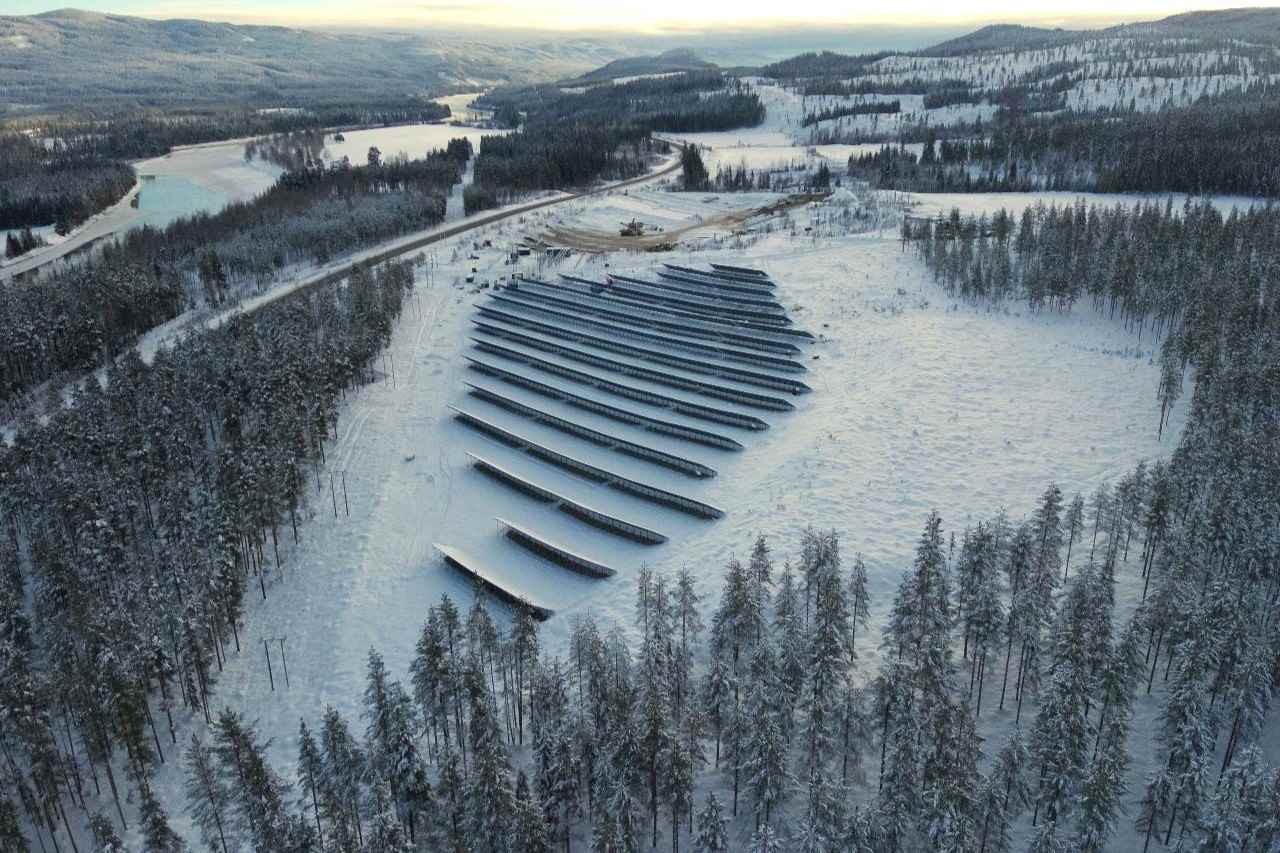 Kobler Norges første store solkraftverk til nettet