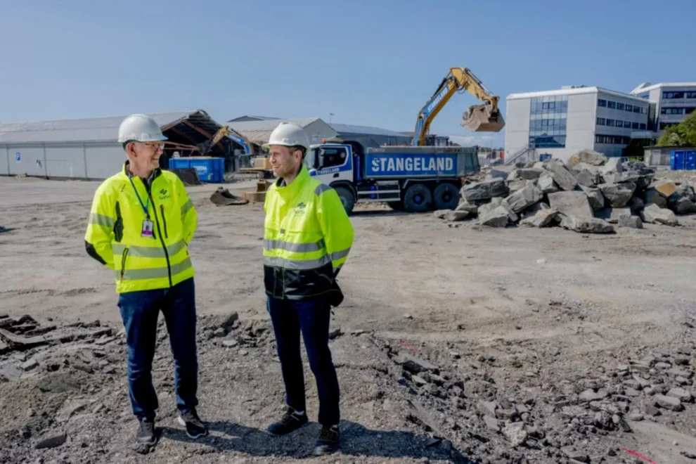 Geir Øvrebø (t.v.) og Øyvind Bjørnevik i NorSea Property, som nå investerer rundt 300 millioner kroner i Tananger havn. I bakgrunnen rives «siste rest av Lykkeland».