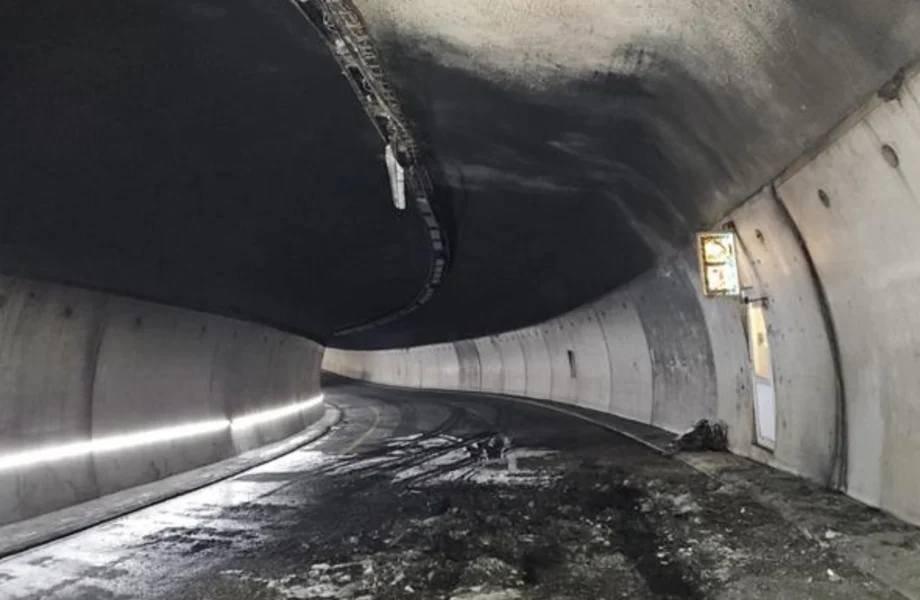 Påkjøringstunnel stengt etter dramatisk lastebilbrann