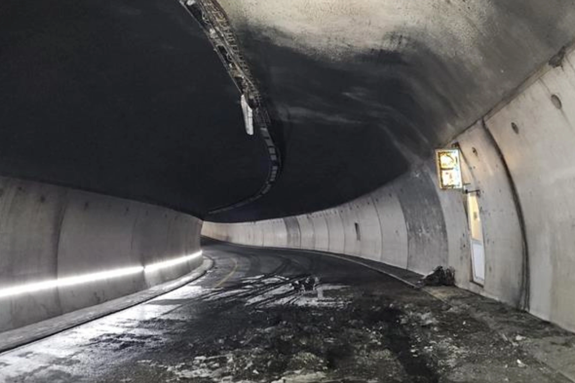 Påkjøringstunnel stengt etter dramatisk lastebilbrann