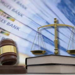 Varsler masseoppsigelser etter pengekrangel