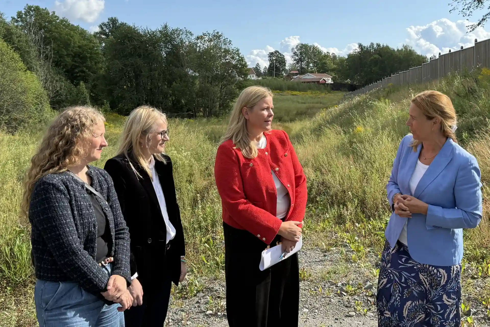F.v. Tuva Moflag, leder Finanskomiteen, Guro Hauge, direktør samfunnspolitikk NHO Byggenæringen, Kjersti Stenseng, kommunalminister, og Hilde Vatne, adm. direktør JM.