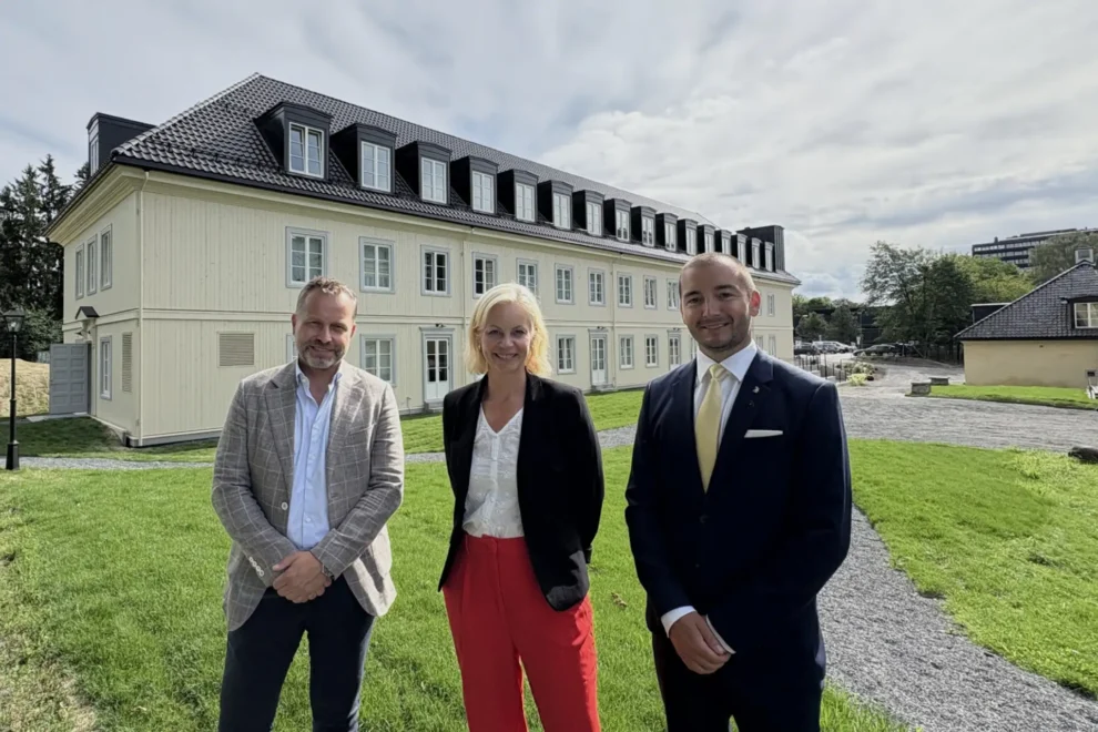 Fra venstre: Salgs- og markedsdirektør Jørn Eirik Erlund i Moelven Byggmodul, Forsknings- og høyere utdanningsminister Sigrun Aasland, Christian Lindvall Dahlgren, styreleder ved Stiftelsen Blindern Studenterhjem.