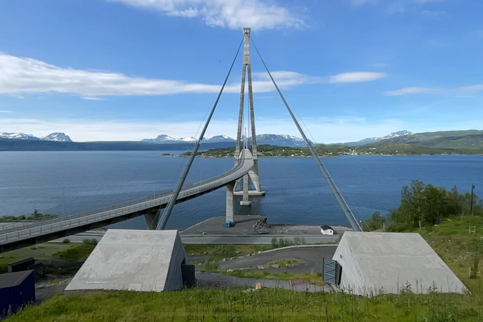 Statens vegvesen skal reparere asfaltskader på E6 Hålogalandsbrua de neste ukene. (Foto: Knut Haarvik / Statens vegvesen)
