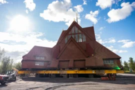 Verdensunikt: 670 tonn kirke på vei til nytt hjem Thumbnail