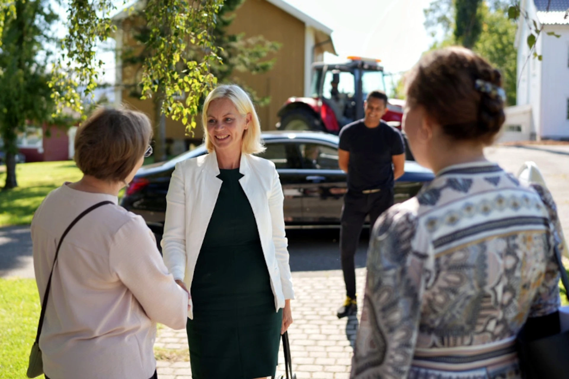 Statsråd Sigrun Aasland ble mottatt av dekan Maria Hörnell Willebrand (t.v.) og prorektor forskning, Marit Slettmoen, da hun kom til Blæstad. Foto: Ole-André Lagmandokk / Universitetet i Innlandet