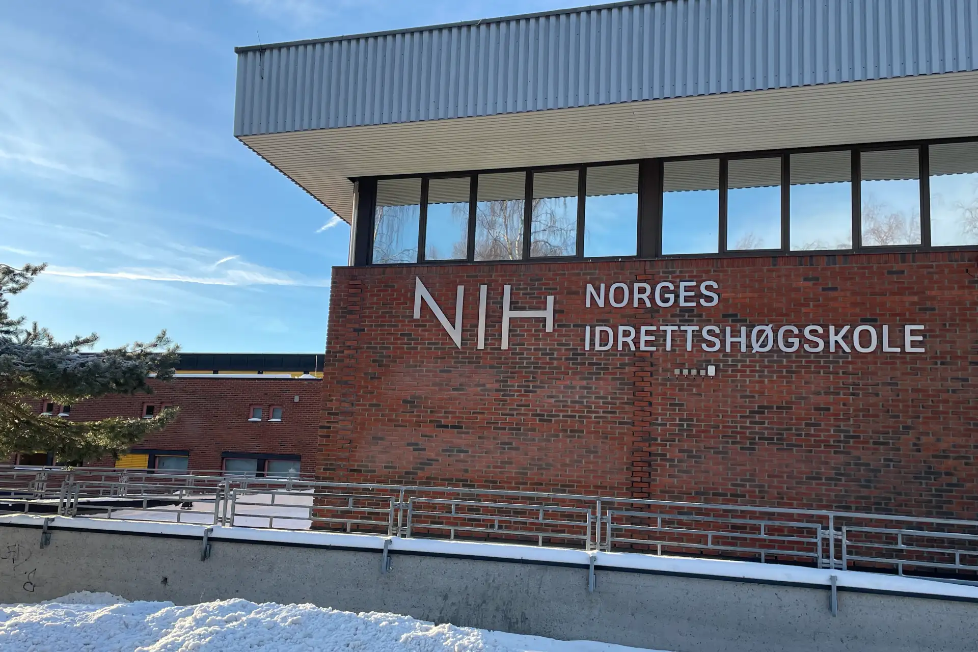 AF Gruppen har fått tildelt en samspillskontrakt av Statsbygg for vedlikehold og rehabilitering av Norges idrettshøgskole på Sognsvann i Oslo. Statsbygg