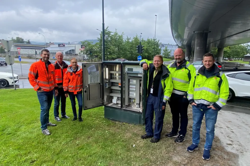 Under Motorveibrua i Drammen: Philip Vestlie, Jens-Ivar Nilsen og Silje Hammer fra Mesta og Christian Noreng, Andreas Thorsen og Amund Langangen fra Statens vegvesen. Foto: Kari Karstensen Statens vegvesen