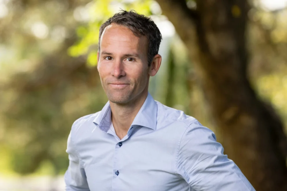 Tor Øivind Fjeld jr., eier av Ø.M. Fjeld Utvikling, overlater nå rollene som daglig leder og styreleder til to erfarne medarbeidere.