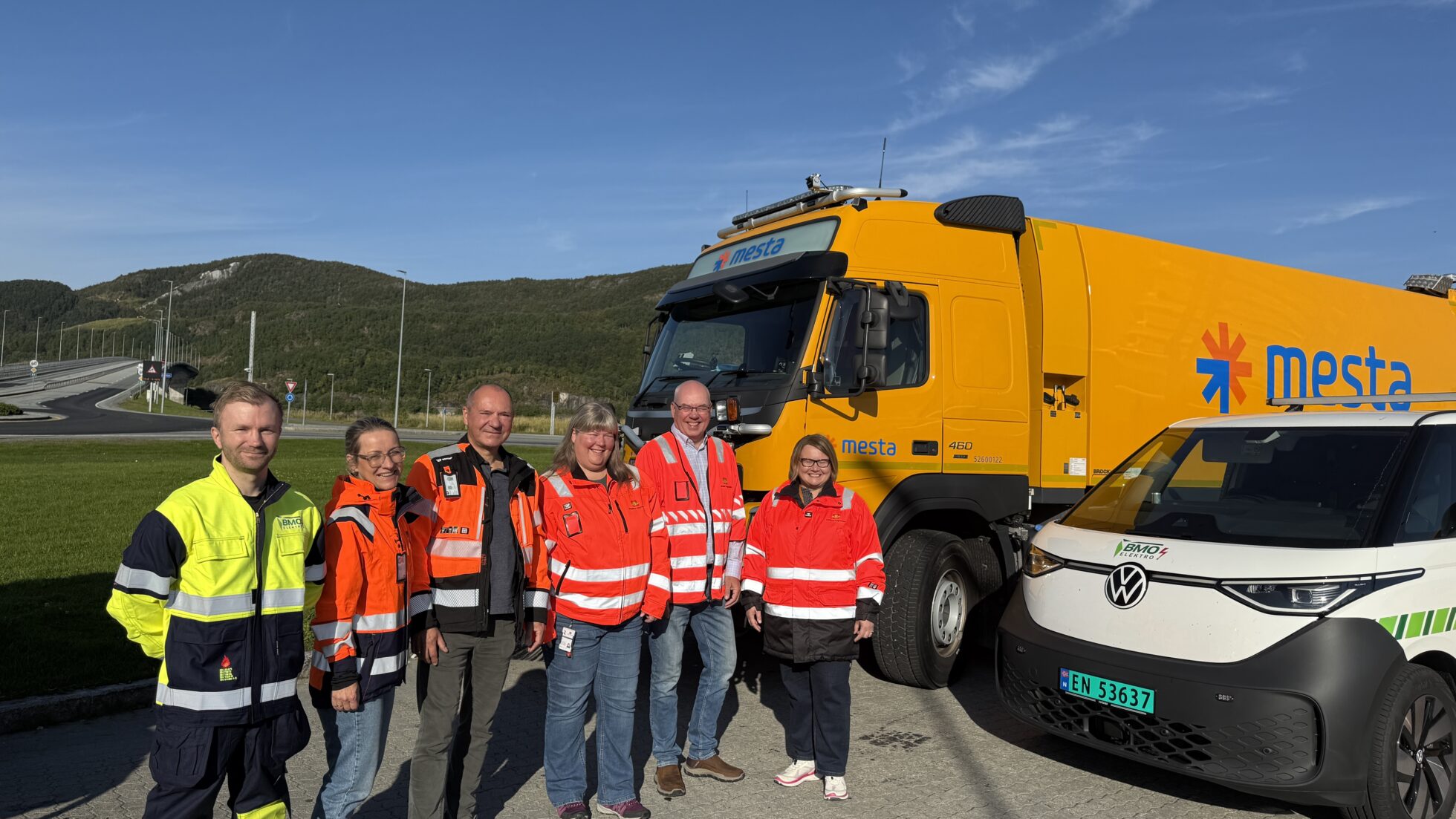 Fra venstre anleggsleder Kim-Andre Brox i BMO elektro, konserndirektør Elin Vigrestad og Tommy Hirsti i Mesta, byggelederne Grete Livik og Roger Pedersen og avdelingsdirektør Oddbjørg. Foto: Knut Haarvik, Statens vegvesen