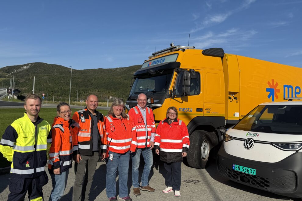 Fra venstre anleggsleder Kim-Andre Brox i BMO elektro, konserndirektør Elin Vigrestad og Tommy Hirsti i Mesta, byggelederne Grete Livik og Roger Pedersen og avdelingsdirektør Oddbjørg. Foto: Knut Haarvik, Statens vegvesen