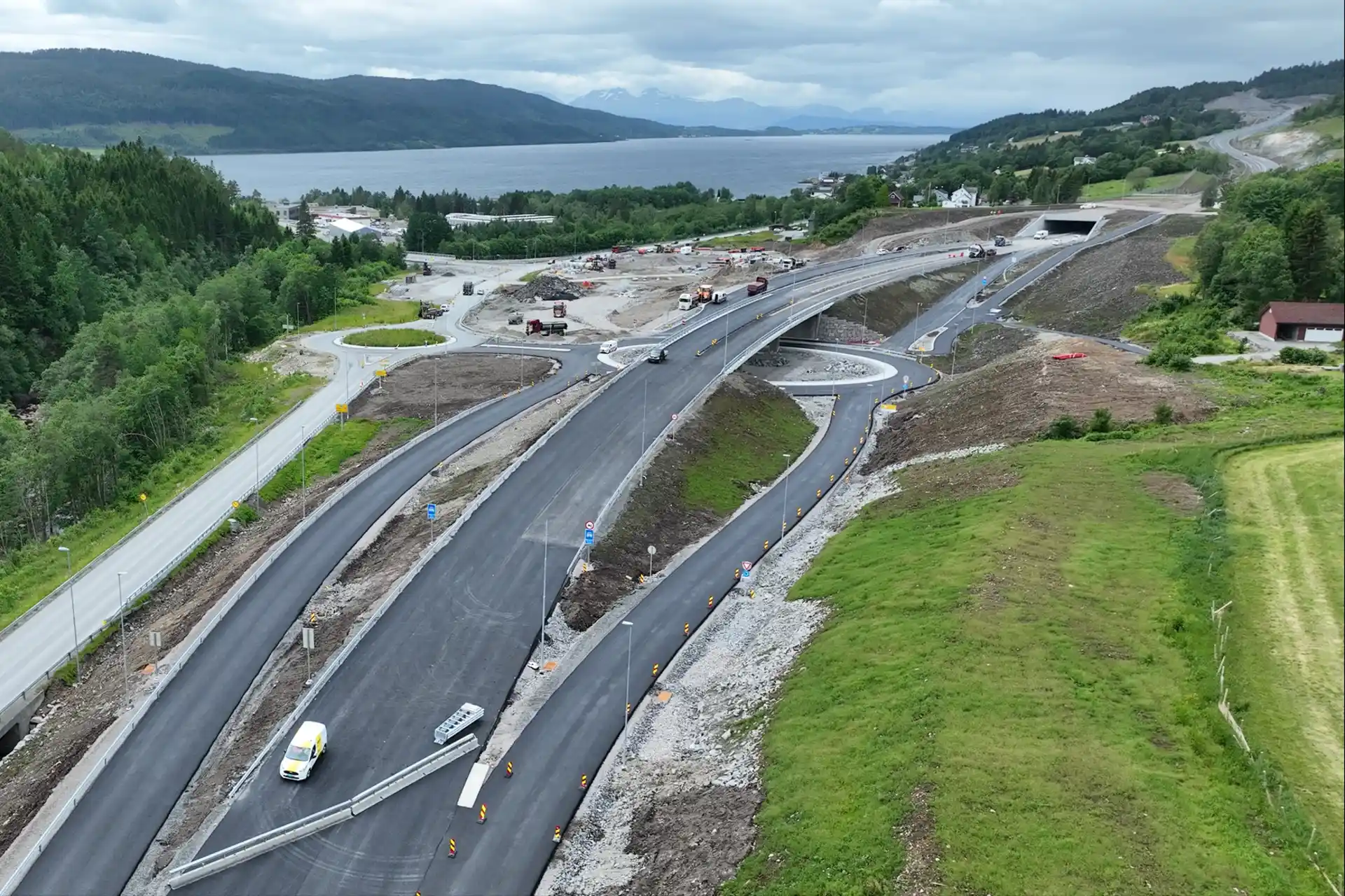 E39 mellom Hjelset og Lønset åpnet i juli 2024. Retten har nå avgjort tvisten om vegbyggingen. Foto: Statens vegvesen
