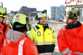 Trosser nedgangen – trapper opp byggingen Thumbnail