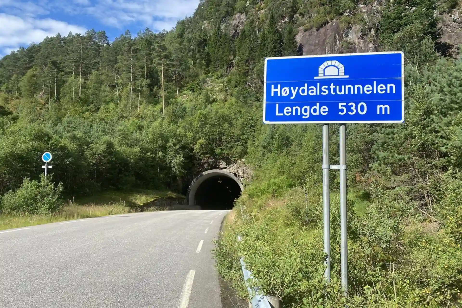 Høydalstunnelen i Alver kommune er ein av 42 tuneller som treng oppgradering. No ber fylkeskommunen om utsett frist. Foto: Silje Alvsaker/Vestland fylkeskommune