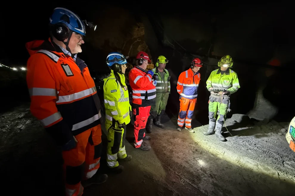 Ordfører Hugo Bongard Jacobsen (Ap) forbereder seg til å avfyre den siste salven i Fiskefjordtunnelen med representanter fra Hæhre AS, Statens vegvesen og Skanska. Foto: Anita Arntzen Skanska Norge AS