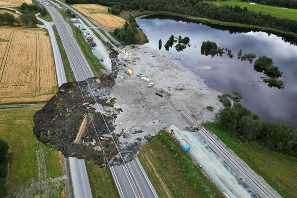 Ras på E6 ved Nesvatnet i Levanger kommune. Bildet er tatt rett etter raset lørdag 30. august 2025. (Foto: Leif Arne Holme).