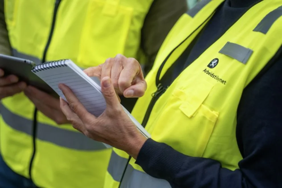 Arbeidstilsynet har vært på tilsyn på Jan Mayen, hvor Forsvaret gjennomfører et omfattende og logistisk krevende byggeprosjekt i den gamle brakkebyen. FOTO: Arbeidstilsynet