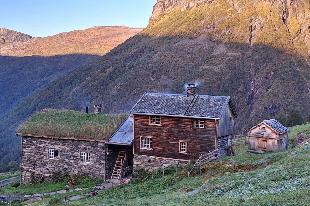 Høydegården Ormelid i Luster i Vestland mottok tilskudd til istandsetting av bygningene og vedlikehold av kulturlandskapet i 2025. Foto: Stiftinga Ormeli