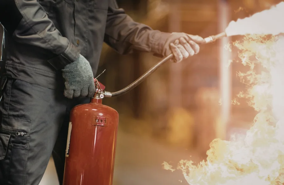 Brann på byggeplass – to ført til sykehus