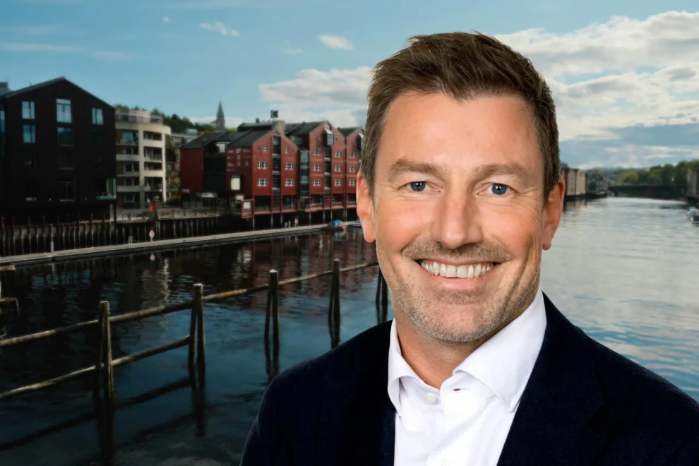 Emil Raaen er ny statsforvalter i Trøndelag. Foto: Digitaliserings- og forvaltningsdepartementet / Bakgrunnsfoto: Arkiv