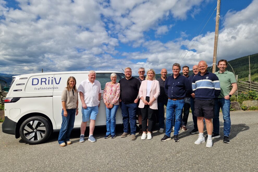 Fra venstre: Marthe Tøsse Løvseth, Petter Skorem, Magnhild Børresen, Dag Morten Lysell, Allen Carlsen, Katarzyna Galecka, Gorm Nøkleby, Lars Svastuen, Jon Erik Bratlien, Odd Arne Strandheim, Edward Tofthagen, Lars Magnar Allergodt. (Foto: Statens vegvesen)