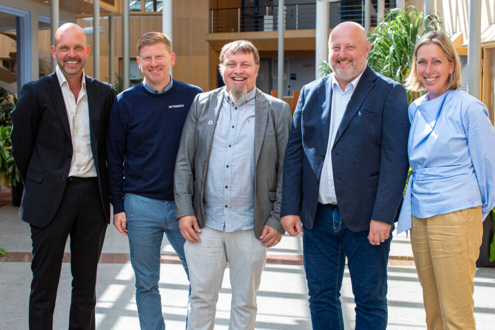 F.v.: Sindre Martinsen-Evje (fylkesordfører), Erik Moursund Nilsen (prosjektleder, Betonmast Østfold), Espen Andersen Strand ( enhetsleder prosjekt, eiendom i Østfold fylkeskommune), Lars Prangerød (daglig leder, Betonmast Østfold) og Solveig Helene Olsen (fylkesdirektør, Østfold fylkeskommune). Østfold fylkeskommune / Hallvard Mørk Tvete
