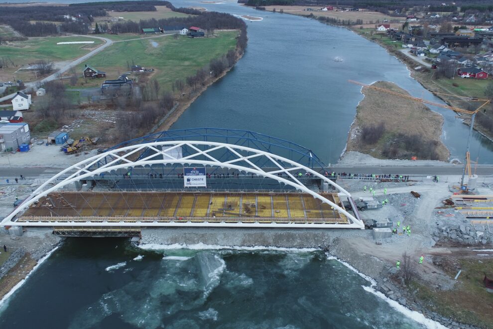 Nye Storslett bru på E6 i Troms da den ble flyttet på plass i november i fjor. 3. september 2026 åpnes brua for trafikk. Foto: Ole Morten Pedersen / Statens vegvesen