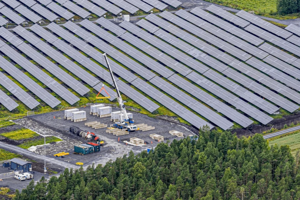 Norske Endra AS skal bygge en energipark med solkraft og batterilager i Hanko i Finland. Anlegget skal stå ferdig i løpet av 2028. Foto: Solarigo Systems Oy