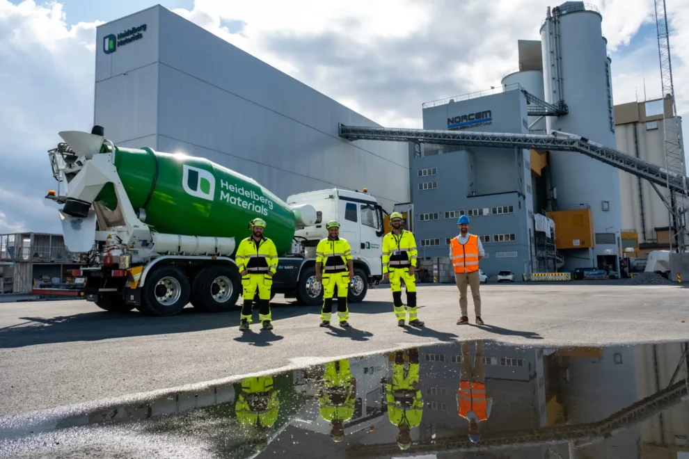 John Edvin Tornes og Georgi Stoyanov (TKT Transport), Peter Holiman Kermit (Heidelberg Materials) og Jens Eirik Hagen (Oslo Havn). Foto: Hans Kristian Riise/Oslo Havn