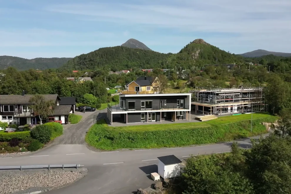 Byggmakker skal selge hus og hytter fra ABChus, som leveres som prefabrikkerte elementer. Foto: ABChus