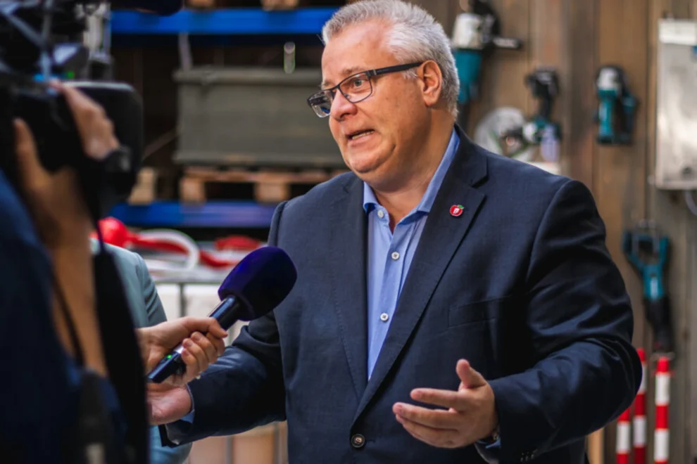 Bård Hoksrud (Frp) raser mot regjeringens samferdselspolitikk. Foto: Håkon Rusdal / Frp