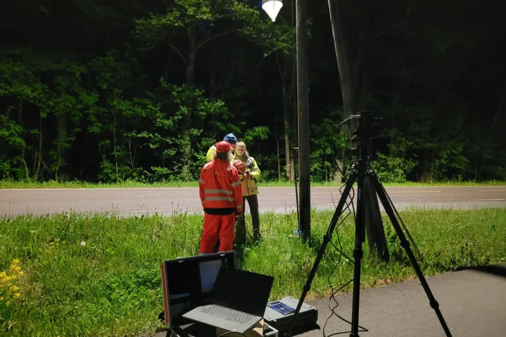 Forskere sjekker insektfeller under lysmast ved fylkesvei 325 til Tønsberg. Foto: Universitet i Sørøst-Norge